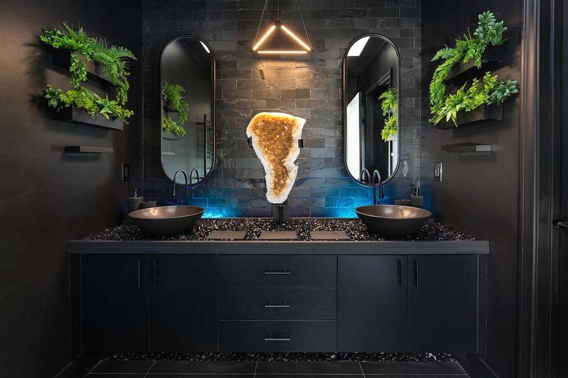 The black bathroom at Nimbali