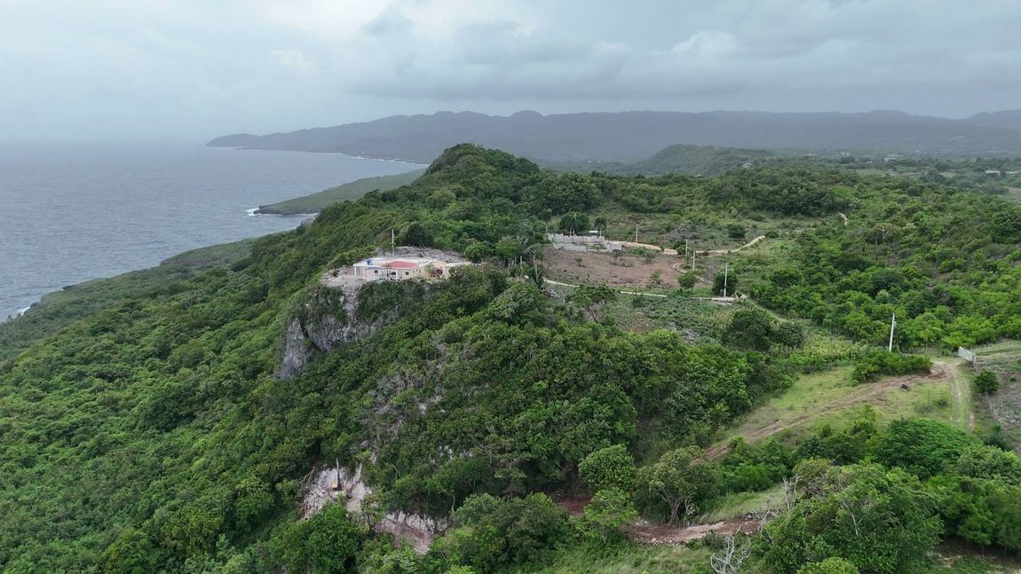 The colonial casa on the headland
